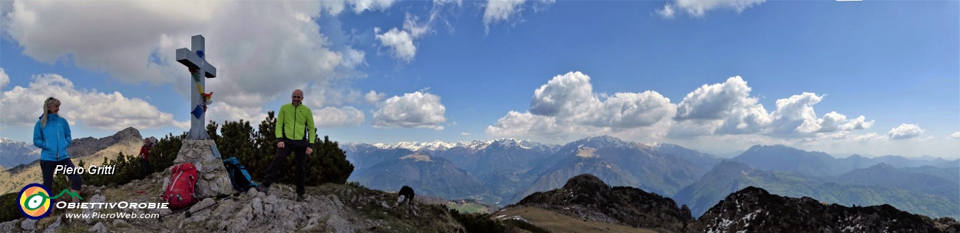 68 Alla croce di vetta del Cancervo (1831 m) con vista ad oriente.jpg